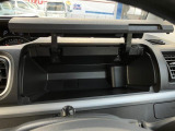 運転席側の【インパネアッパーボックス】は携帯電話や小物などの収納ができます!