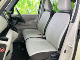 落ち着いた色調のインテリアが、上質な空間を演出します。快適な運転環境をサポートします。