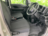 前席は運転席と助手席が並び、足元にもゆとりを感じる配置です。大きく開くドアから乗り降りしやすく、視界を確保しやすい運転席まわりと、落ち着いた座席が日々の移動を支えます。