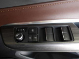 パワーウィンドウスイッチで運転席から全席の窓の開閉ができます。