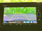 後方の様子を画面で確認でき、ガイド線も表示されるため、駐車時の周囲確認に役立ちます。車両後方を見ながら位置を把握でき、駐車操作をサポートしてくれる装備です。