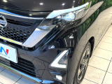 【LEDヘッドライト】悪天候や夜間走行時も良好な視界を確保し安心して運転できる高輝度LEDヘッドライトを装備!点灯速度が早く、消費電力も抑えられています。