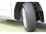 タイヤサイズ 165/65R14。 スタイリッシュなデザインのホイールキャップ付きスチールホイールを装着しています。