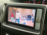 停車中には、地上デジタル放送を楽しめるTV機能。長距離移動や休憩時間のお供に最適です。車内での時間をより快適に過ごせます。
