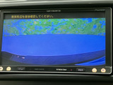 後方の映像を画面で確認でき、駐車時に車両周辺を把握する際に役立ちます。目視での確認と合わせて活用できるため、車庫入れや後退時の確認をサポートします。