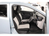 シートヒーターを装備。気温が低いときの車内はさらに冷え込みます、エアコンのヒーターで体を温めるより早くお尻が暖かくなります。シートヒーターはちょっと贅沢な装備ですが便利ですよ。