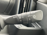 操作しやすい位置に配置されたウインカーレバーは、安全な車線変更をサポート。直感的な操作で、スムーズな運転をサポートします。安全性も考慮された設計です。