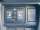 押すだけで、運転席から降りずにスライドドアを電動で開閉できます。