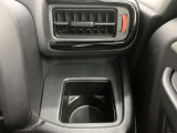 【運転席ドリンクホルダー】使いやすさに配慮したドリンクホルダー