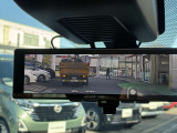 最新型のインテリジェントルームミラーです。 前世代のミラーに比べ小型・高画質・多機能と一目で後ろの状況を把握できます!