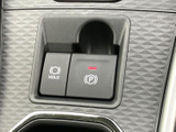 電動パーキングブレーキとホールド機能のスイッチを手元に配置。表示がシンプルで識別しやすく、信号待ちや駐車時など、日常の場面で使いやすい装備です。