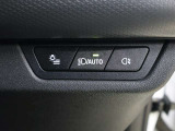 ドライバーが自然に手を伸ばせる位置に配置された各種操作スイッチ。質感の高い素材と精緻なデザインが調和し操作するたびにBMWならではの拘りを感じさせます。走りに集中出来る機能性と上質さをお感じ頂けます。