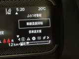 レーンディパーチャーアラートとは車線または走路からの逸脱の可能性を警告すると共に、車線または走路からの逸脱を避けるためのハンドル操作の一部を支援する機能です。詳細は販売店スタッフまでおたずねください。