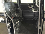 【シートアレンジ】リアシート座面を持ち上げると、背の高い荷物を積むのに便利なトールモードに変身します!
