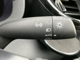 操作しやすいウインカーレバーは、安全運転をサポートします。視認性の高いデザインで、周囲の車にも存在を知らせます。