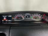 メーターの横に液晶カラーディスプレーを装備。航続可能距離等の情報やHonda SENSINGの注意・警告を表示します!
