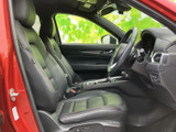 前席は身体を預けやすそうな立体的なシート形状で、運転席と助手席の間にはセンターコンソールを配置。乗り降りの際にも車内を見渡しやすく、落ち着いた色合いで清潔感のある空間にまとまっています。