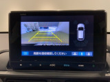 リバースギアに入れるだけで後方の表示へ切り替わります。夜間や雨の日の駐車も楽になりますよ。