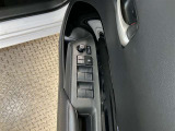 運転席側のフロントドアに全ドアのパワーウィンドウ開閉スイッチとウィンドウロックスイッチとドアロックスイッチと電動格納式ドアミラーの操作スイッチが有るので手元でミラー調整ができるので便利です。
