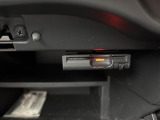 【ETC】有料道路を利用する際に料金所で停止することなく通過できる、ETC車載器(ノンストップ自動料金収受システム機器)が装備されています。セットアップを行うことで利用可能になります。