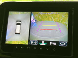 車両周辺を上から見た表示と後方映像を切り替えて確認できる画面です。駐車時に周囲との位置関係をつかみやすく、車庫入れや狭い場所での操作をサポートします。