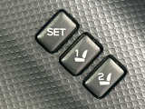 【メモリー機能付きパワーシート】ドライバーごとに設定したシート位置を記憶して、ボタン一つで切り替えできる便利な機能!運転する方が複数名いらっしゃるご家庭におすすめです♪
