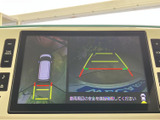 後方の映像に加えて車両周辺を俯瞰した表示もあり、駐車時の位置確認をサポートします。画面のガイド線も目安にでき、狭い場所での車庫入れや切り返しに役立つ装備です。