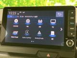 CD/DVDやラジオ、Apple CarPlay、Android Autoなど、複数のメニューが並ぶオーディオ画面。使いたい項目を選びやすく、音楽や各種メディアを楽しむ際に便利です。