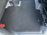 助手席フロアマットはほとんど使用感なく綺麗な状態。新品同様の状態で快適にお乗りいただけます。