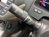 雨天時でも視界を確保し、安全運転をサポート。簡単に操作できるレバーで、快適なドライブを維持します。