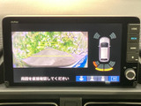 後方の映像に加えて車両周囲の表示も確認でき、駐車時の周囲確認をサポートします。画面上のガイドを目安にしながら、目視も合わせて後退時の安全確認にお役立てください。
