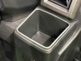 運転席埋め込み式カップホルダー(太ボトル600mm収納可能)