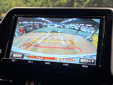 【バックカメラ】駐車時に後方がリアルタイム映像で確認できます。大型商業施設や立体駐車場での駐車時や、夜間のバック時に大活躍!運転スキルに関わらず、今や必須となった装備のひとつです!