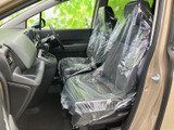 運転席と助手席の間にゆとりがあり、前方の見通しも確認しやすい室内です。座面と背もたれは身体を受け止める形状で、乗り降りの際もドア開口部からスムーズにアクセスできます。