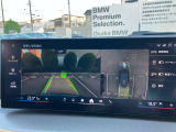 【リアビューカメラ(予想進路表示機能付】パーク・ディスタンス・コントロールが車両の前方や後方にある障害物までの距離を信号音とビジュアルで知らせ、狭いスペースでの駐車や車庫入れをサポートします。