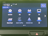 CD・DVDやラジオ、TVに加えて、スマートフォン連携やSDにも対応した選択画面です。使いたい音源を画面から選びやすく、日々の移動に合わせて活用できます。