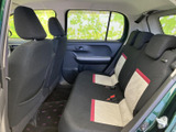 後席は左右に座席を配し、明るい色のアクセントが車内に彩りを添えます。窓から自然光が入り、前席との距離感も確認しやすい空間。ご家族や同乗者にもお使いいただけます。