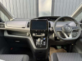 運転席内装の全体像です。