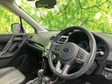 運転席まわりは各部が手の届きやすい位置にまとまり、前方や左右の視界も確認しやすいレイアウトです。落ち着いた色調の室内で、ゆったりとした気分でお過ごしいただけます。