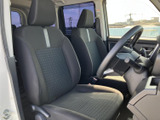 運転席と助手席はゆったりとした配置で、前方や左右の窓から周囲を見渡しやすい室内です。シートは身体を支える形状で、毎日の通勤や長距離のお出かけにもお使いいただけます。