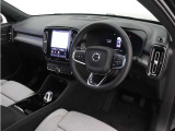 インストルメントパネルは僅かに運転席側へと傾けられているほか、余計なスイッチ類を可能な限り排し、運転に集中しやすい環境を造り出しています。