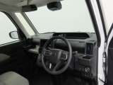 Aピラーを細くすることで、運転時の視界を確保。左右の死角が少ないため歩行者などを見落としにくく、体格に関係なく、誰でも安心して運転できます。