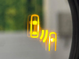 【ブラインドスポットモニター】走行中、ドアミラーの死角になりやすい箇所に後続車が接近するとサイドミラーのレンズに警告を表示!ドライバーに注意喚起をしてくれます。
