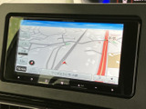 運転席からの視認性に優れた画面で、目的地までスムーズに案内。周辺情報も確認でき、安全で快適なドライブをサポートします。