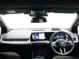 視線の先に自然と情報が集まり必要な操作へスムーズに手が届くBMWならではのコックピット。洗練されたデザインと上質な素材が調和し乗り込んだ瞬間からドライバーの走る歓びを日常に感じる空間です。