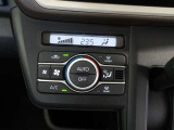 オートエアコンです。車内を設定温度に保ち、快適空間をキープします。