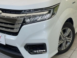 【LEDヘッドライト】悪天候や夜間走行時も良好な視界を確保し安心して運転できる高輝度LEDヘッドライトを装備!点灯速度が早く、消費電力も抑えられています。