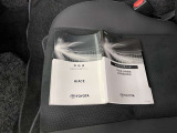 メンテナンスノート、取扱説明書です。 その車の整備記録が事細やかに記録されています。 車が生まれてから今までどのような道を歩んできたのか判るとても重要な物ですよ。
