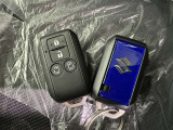 スマートキーをポケットやバッグに携帯していれば、キーを取り出すことなくドアハンドルを握り解錠、ドアハンドルのセンサーに触れるだけで施錠できます。