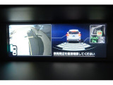 後退時に壁や障害物に衝突するおそれがあるとシステムが判断した場合、表示とブザーで知らせ、必要に応じて衝突を回避、または被害の軽減をします。
